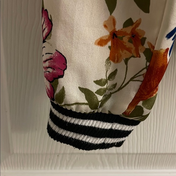 New Look Women's Floral Bomber Jacket - White and Multicolor - Picture 4 of 6